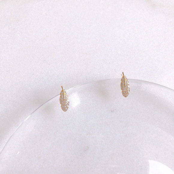 Golden leaf 🍃 stud earrings - Picture 1 of 6